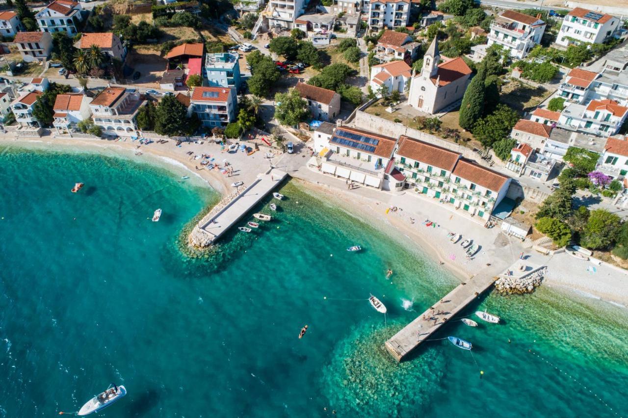 Hotel Riva Brist Bagian luar foto