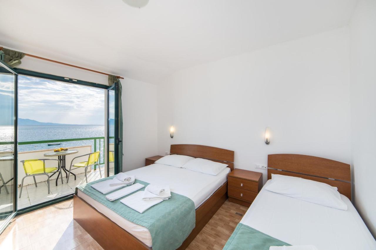 Hotel Riva Brist Bagian luar foto