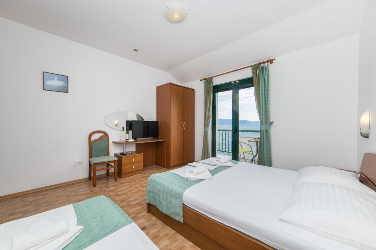 Hotel Riva Brist Bagian luar foto