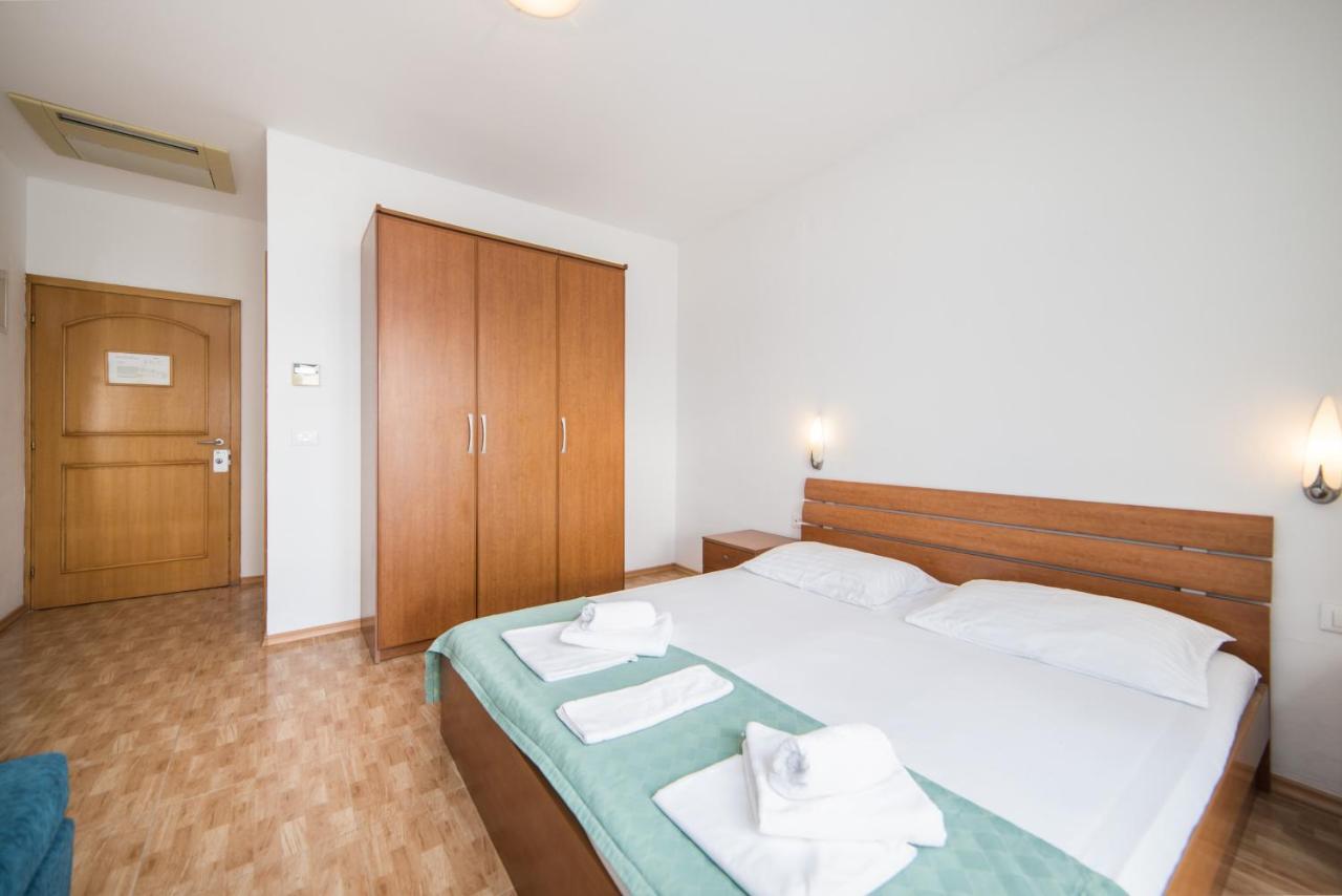 Hotel Riva Brist Bagian luar foto